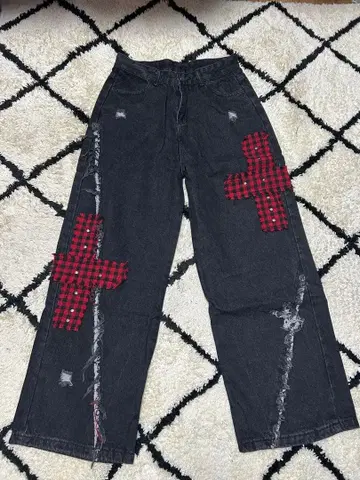 체크 무늬 크로스 자수 블랙 데님 팬츠