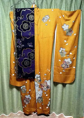 후리소데 꽃무늬 자수 머스타드색