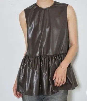 윔 가젯 슬리브리스 블라우스