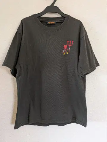 월드 인더스트리즈 티셔츠 M 사이즈