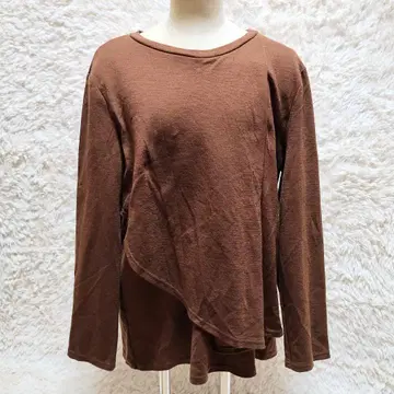 준 오카모토 긴팔 티셔츠 전신 턱 비대칭 브라운