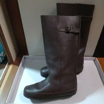 다크 브라운 가죽 버클 롱 부츠