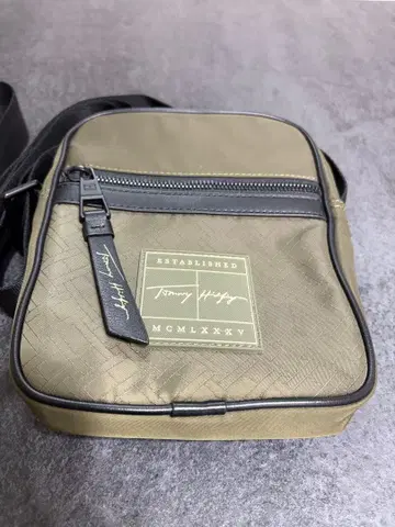 타미힐피거 숄더백 올리브 그린