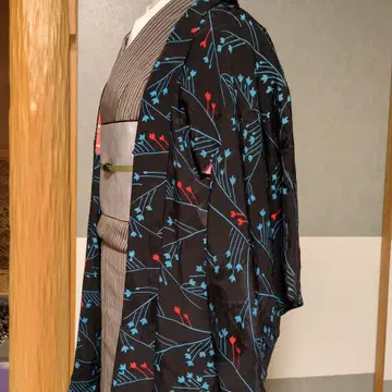 중겉옷 블랙 베이스에 스카이블루와 오렌지 꽃무늬