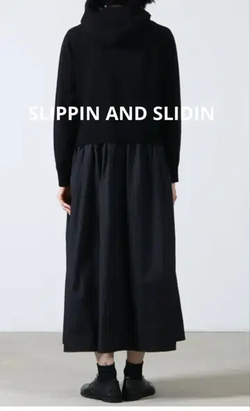 SLIPPIN AND SLIDIN 블랙 후드 부착 원피스