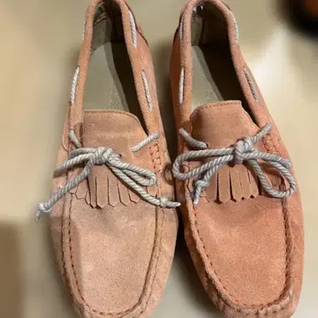 핑크 스웨이드 프린지 모카신