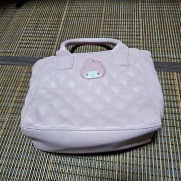 연한 핑크색 숄더백