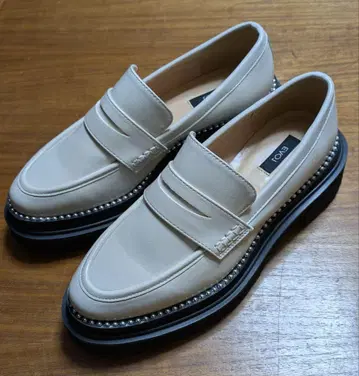 비즈 포함 크림색 로퍼