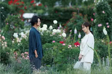 익명의 연인들 아카니시 착용 셔츠