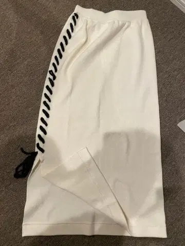LAKORE 화이트 타이트 스커트 스티치 포함