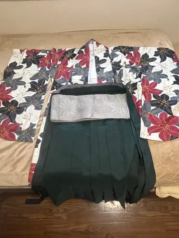 꽃무늬 기모노와 그린 컬러 하카마 세트