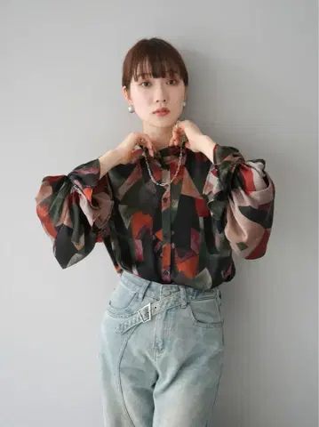 새상품 뤼미에 레트로 프린트 프릴 블라우스 (베이지)