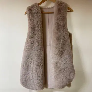 베이지 퍼 슬리브리스 베스트