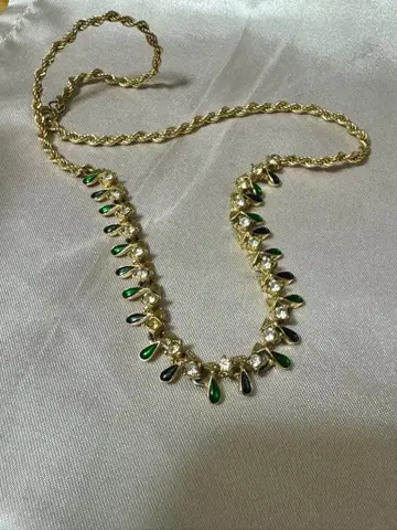 비쥬 부착 목걸이 그린과 블랙 스톤