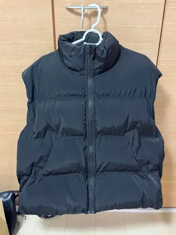 블랙 다운 베스트 지퍼 포함