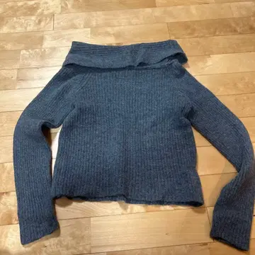 그레이 오프숄더 니트