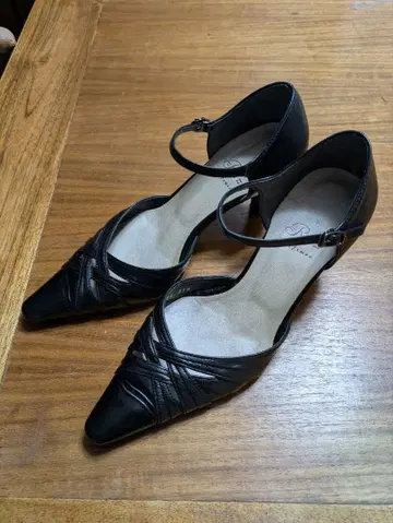 블랙 가죽 스트랩 하이힐