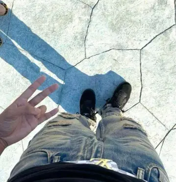 데미지 가공 라이트 블루 청바지 해외 래퍼 착용