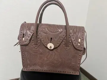 브라운 엠보싱 가공 핸드백