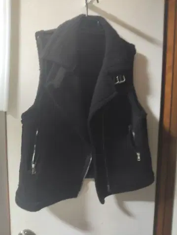 블랙 플리스 슬리브리스 베스트