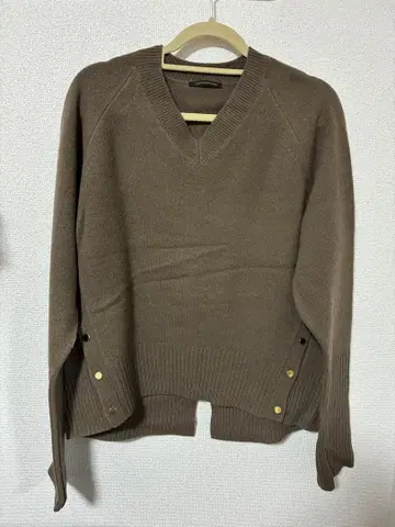 밴야드 스톰 브라운 V넥 스웨터 사이드 버튼 포함