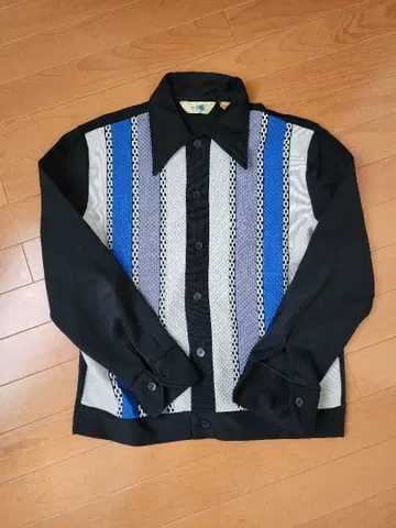 스트라이프 디자인 긴팔 셔츠