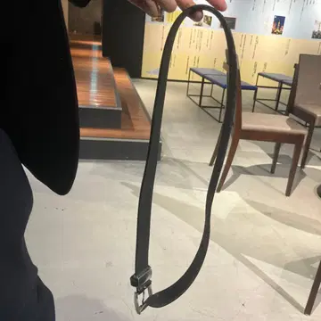 심플한 블랙 가죽 벨트 돈이 필요해요 사주세요