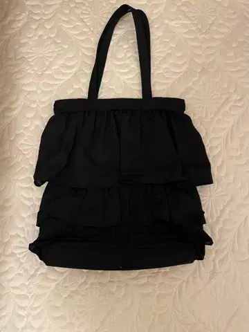 [ Lilidia ] 프릴 장식 블랙 토트백