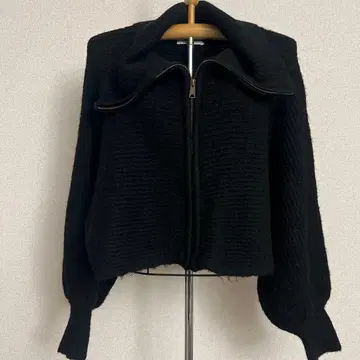 Chico 볼륨 슬리브 숏 기장 ZIP 니트 가디건 미니멀리스트 세일