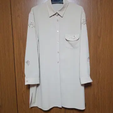 이타리야 베이지 긴팔 셔츠 새끼 고양이 자수 포함