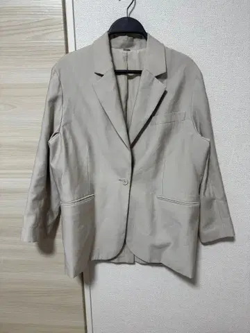 Mila Owen 베이지 테일러드 자켓