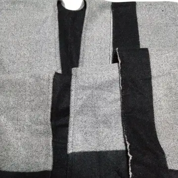 그레이와 블랙의 투톤 머플러 (대형 스톨)