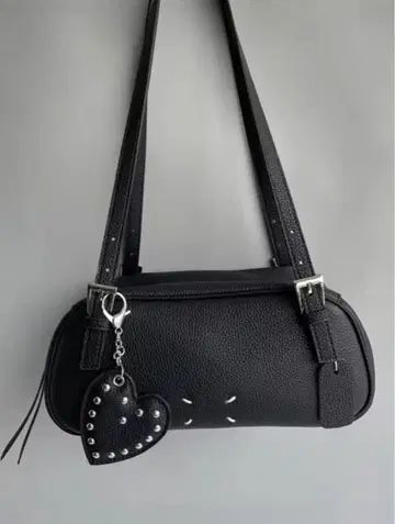 천연 가죽 하트 참 포함 블랙 숄더백 양면 디자인 2way