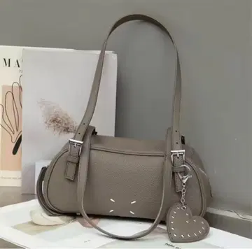 천연 가죽 하트형 참 포함 모카 색상 숄더백 양면 디자인 2way