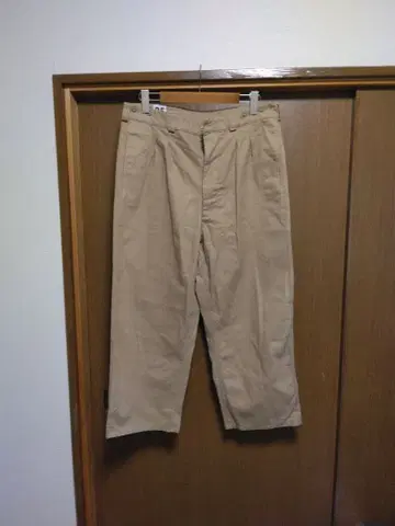 베이지 와이드 팬츠 백 포켓 부착