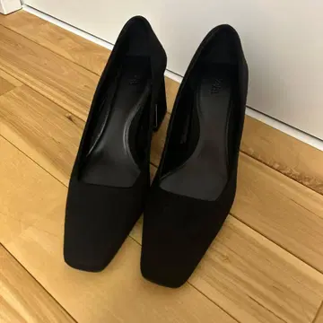 ZARA 블랙 스웨이드 스퀘어토 펌프스 가을 상품