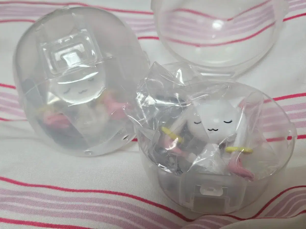 Qbe Shoulder Bump Gacha Figure