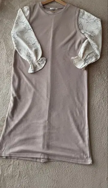 베이지 플라워 프린트 원피스