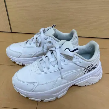 PUMA 통굽 스니커즈 화이트 24cm 여성용