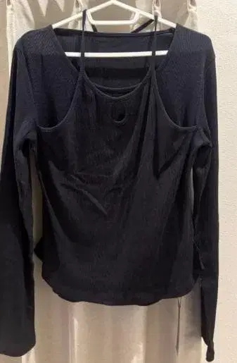 블랙 컷 아웃 디자인 긴팔 상의