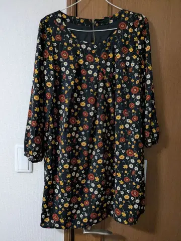 아파트 바이 로리즈 꽃무늬 긴팔 원피스 블랙