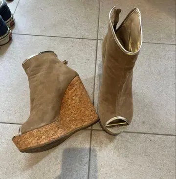 베이지 스웨이드 오픈토 웨지힐 부티