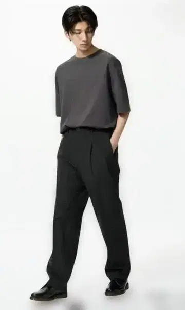 유니클로 턱 와이드 팬츠 라이트 블랙 S 사이즈 2장 세트