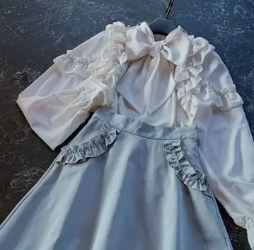 axes femme 셋업 코디 프릴 보타이 리본