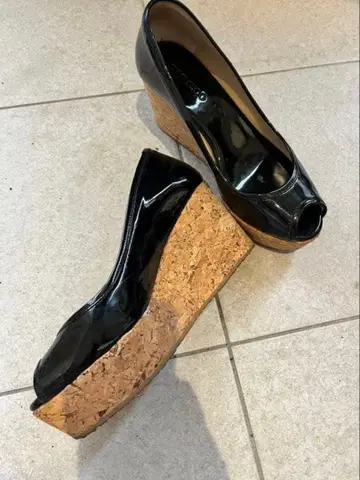 JIMMY CHOO 블랙 오픈토 펌프스