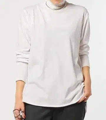 아메리카나 별주 하이넥 풀오버 화이트