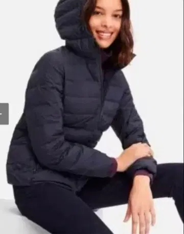 유니클로 울트라 라이트 다운 심리스 후드티 M 블랙