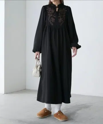 자수 프릴 넥 원피스