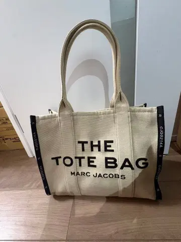 MARC JACOBS 더 토트 백 베이지