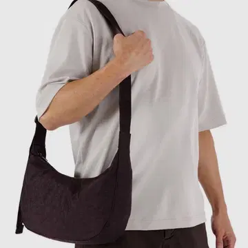 Baggu 미디엄 크레센트 백 초콜릿 플럼